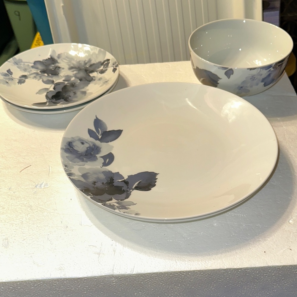 Set of H2K “Midnight Roses” Plates and Bowl
